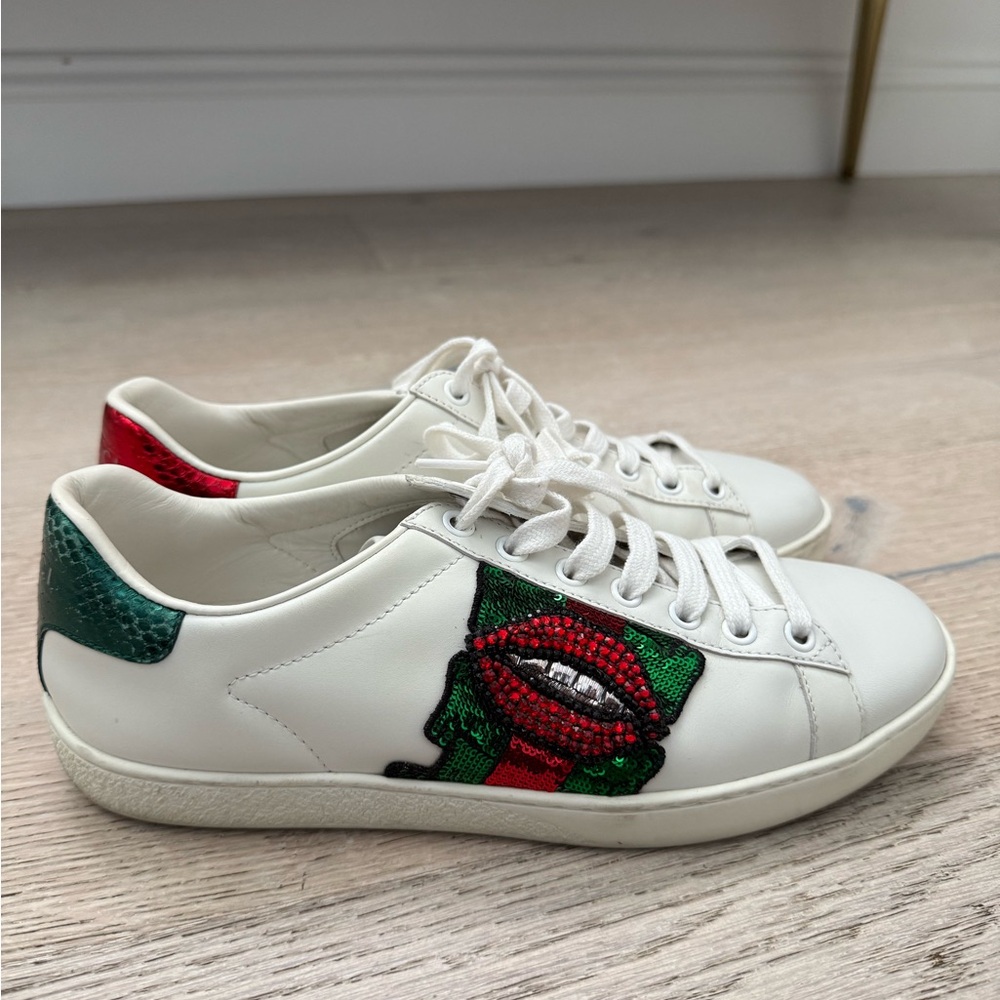Gucci White Low-Top Sneakers with Red and Green Lip Patch